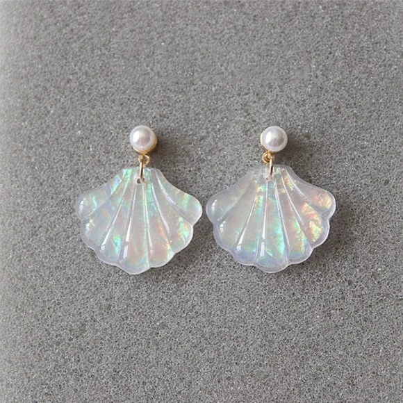 LAST PAIR!! Mermaid Resin Seashell Pearl Earrings - Picture 2 of 11